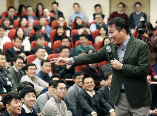 최태원 SK회장이 지난 8일 서울 종로구 SK서린빌딩에서 열린 '행복 토크'에서 구성원들과 행복키우기를 위한 작은 실천 방안들에 대해 토론하고 있다. <SK그룹 제공>